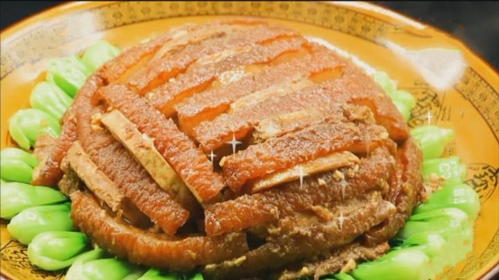 在广西,最常见的是 荔浦芋头扣肉