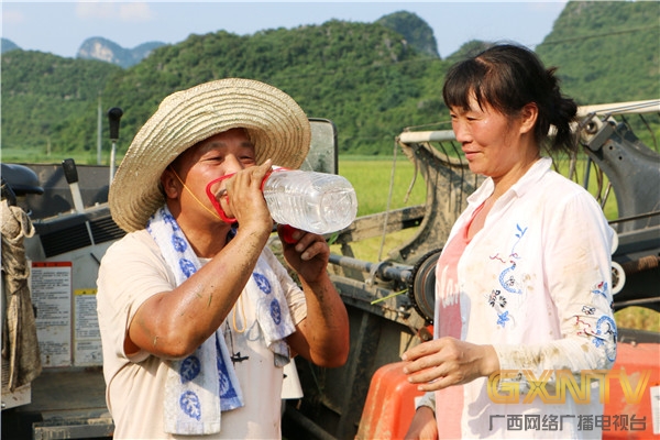 高温下妻子送清凉