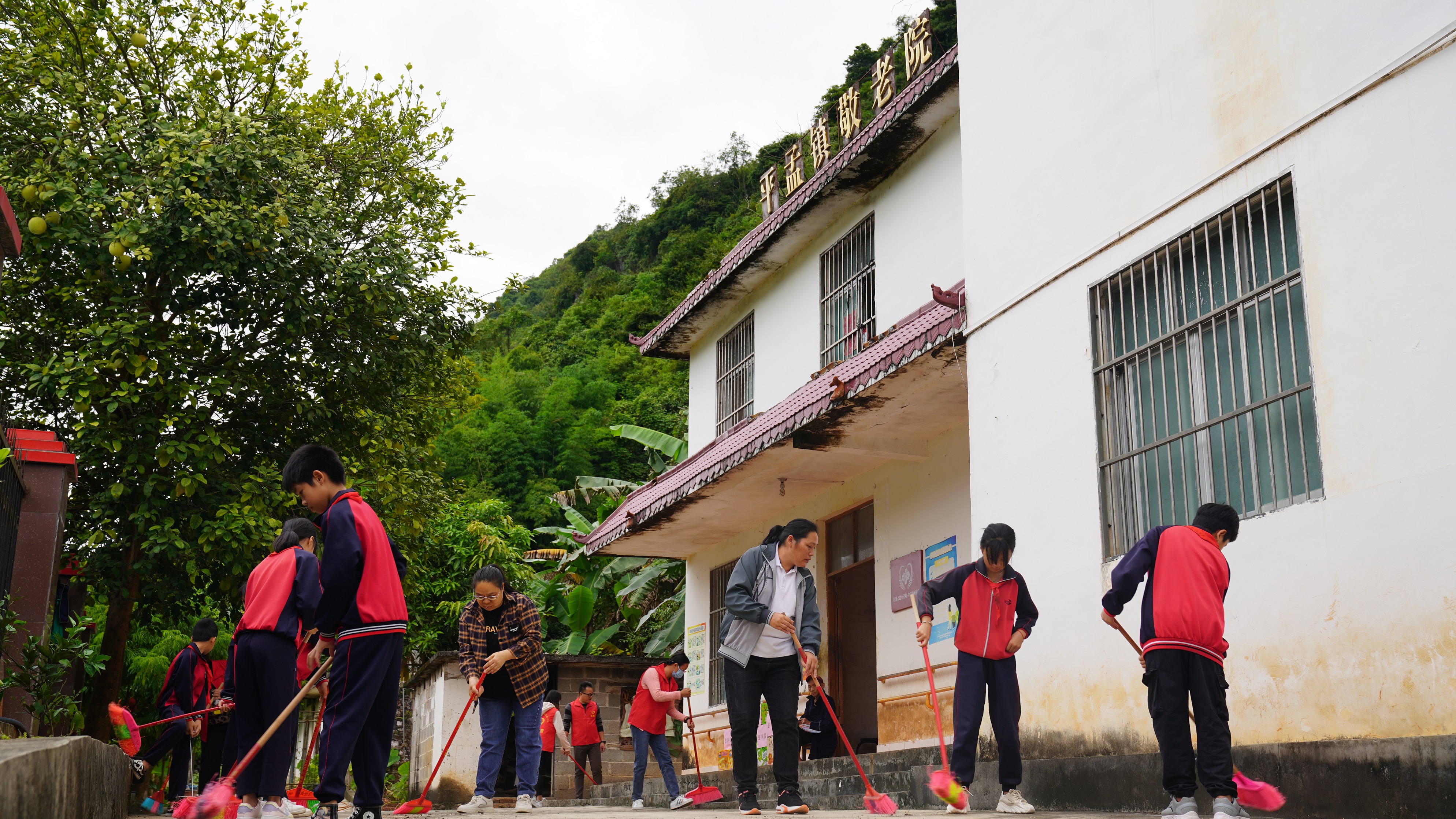 那坡县平孟镇重阳话敬老文明扬新风