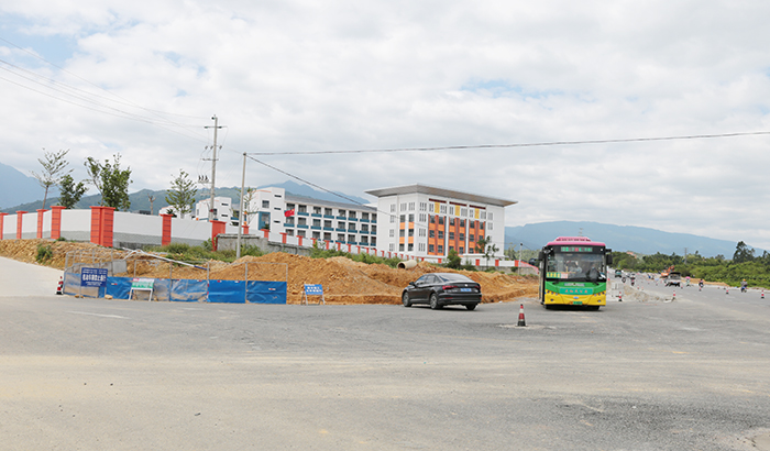 政在行动上林县大丰镇中心学校公路旁新设置公交站点有了回复