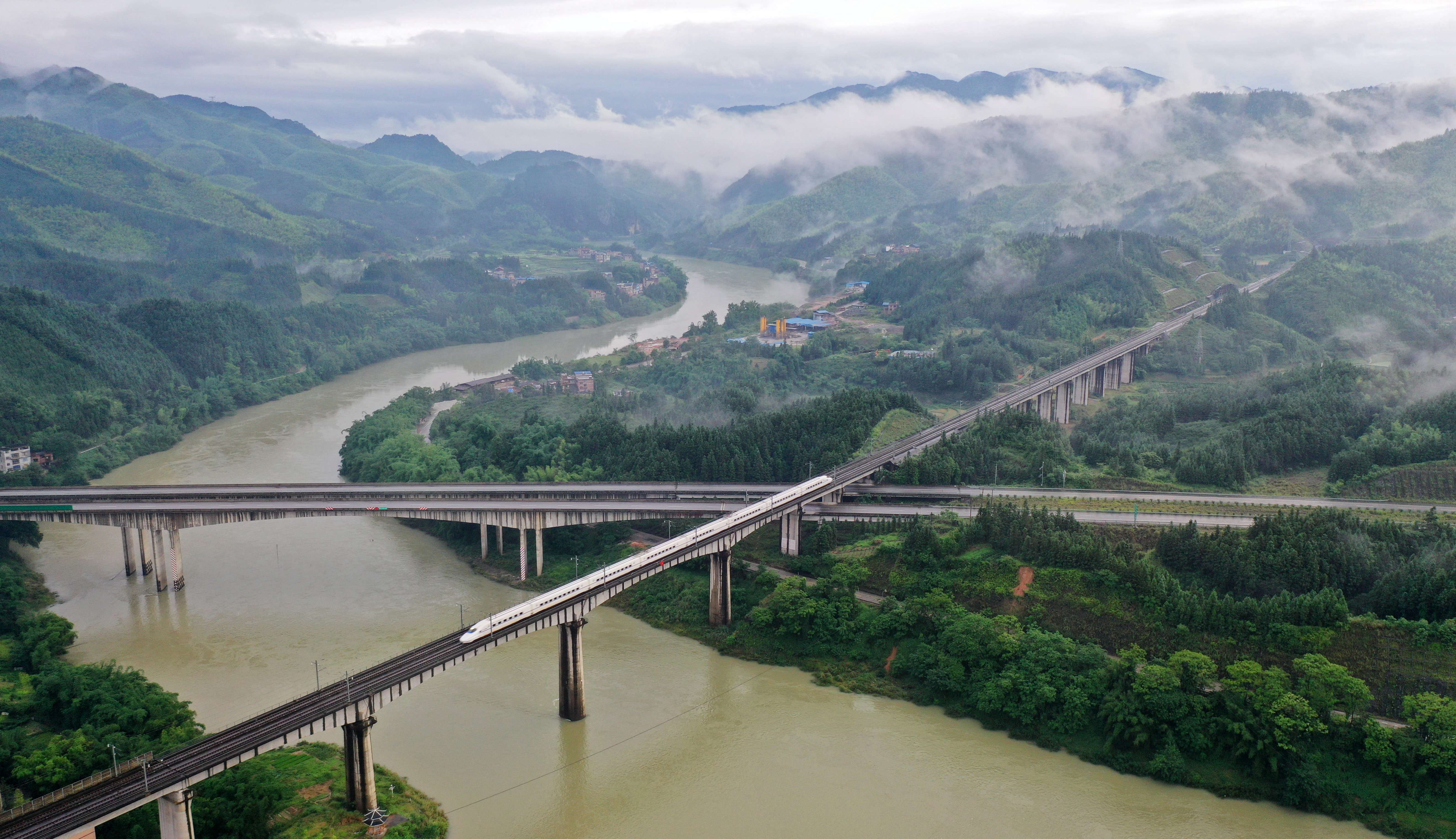 5月23日,一列动车行经贵广高铁三江侗族自治县程村乡泗里村特大桥