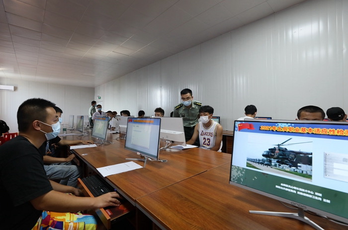 8月4日,在广西柳州市融安县人民医院征兵体检站,应征青年正在进行心理