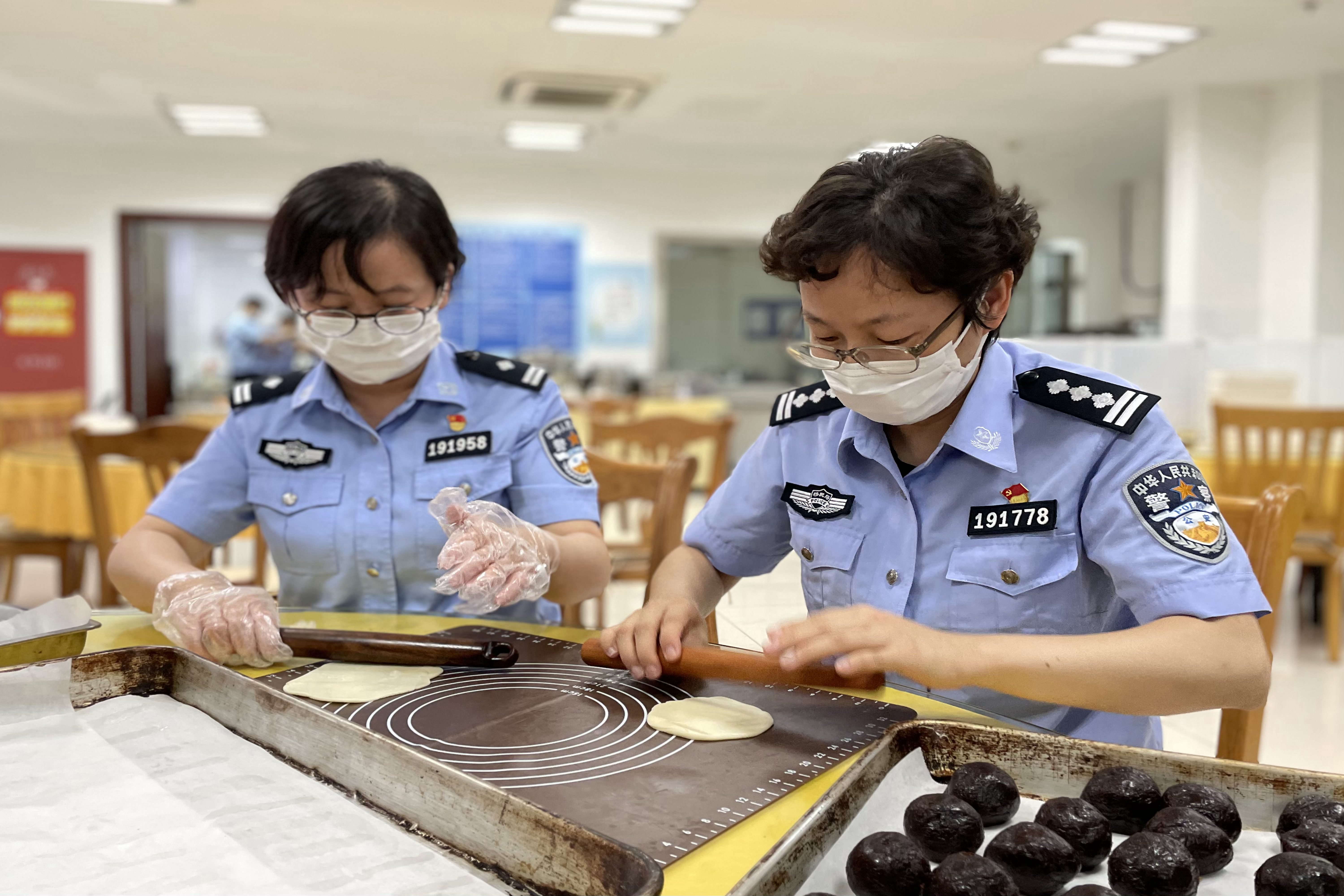 广西三江中秋警民互动温馨互送祝福