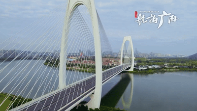 我见青山多妩媚