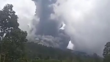 印尼马拉皮火山喷发 火山灰柱高约3000米