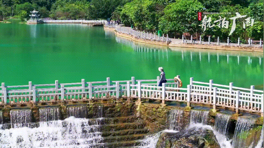 “九龙喷水”形成的龙潭灵湖