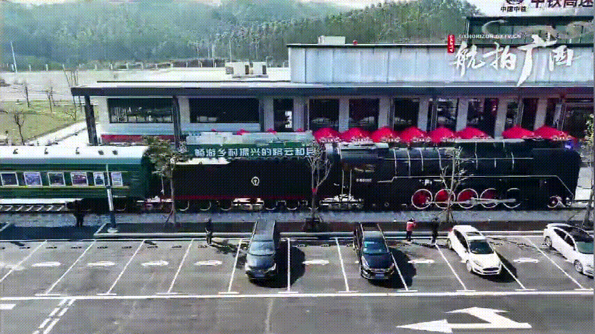高速公路服务区 惊现复古蒸汽火车