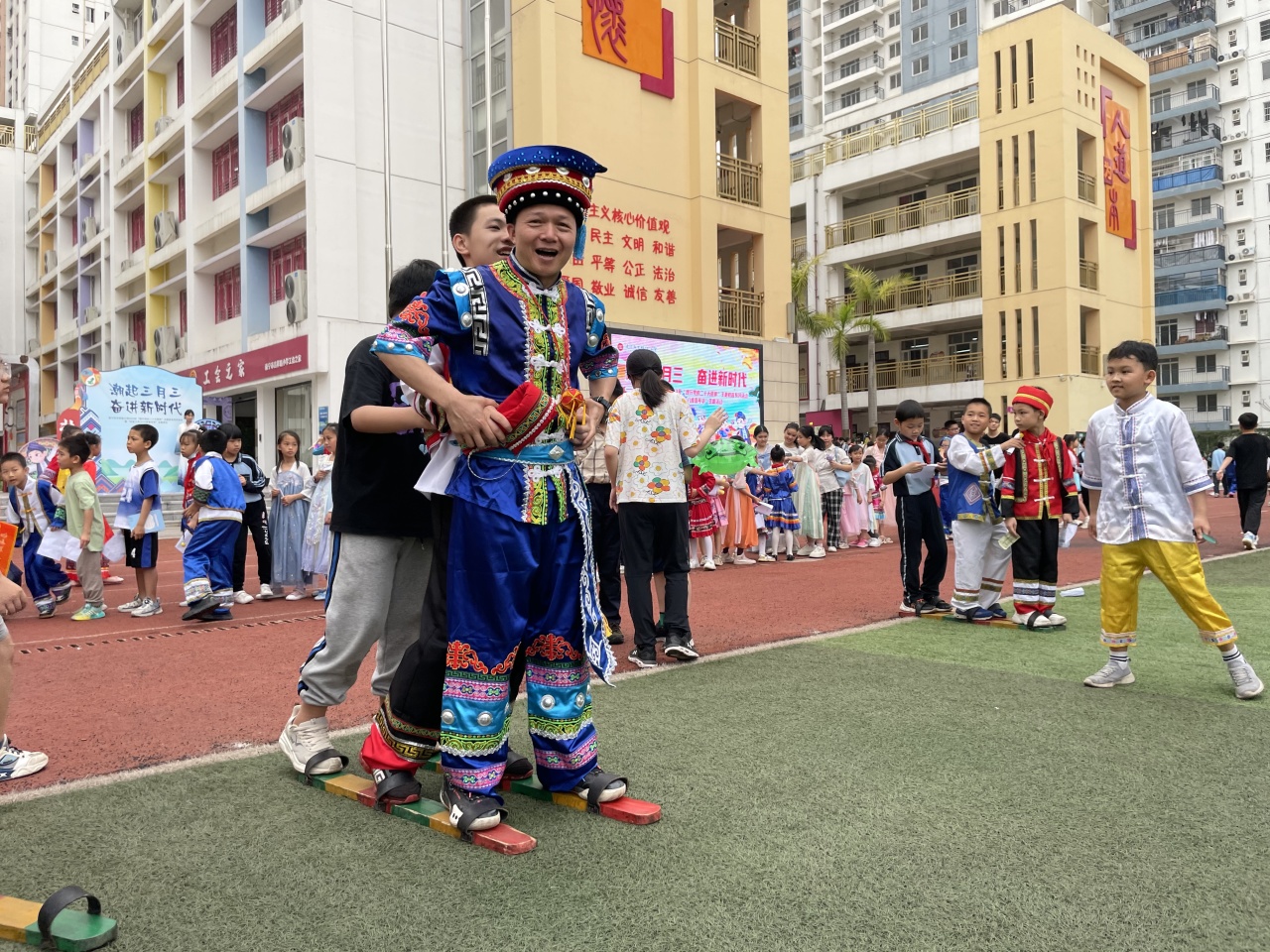 吉祥路小学校服图片