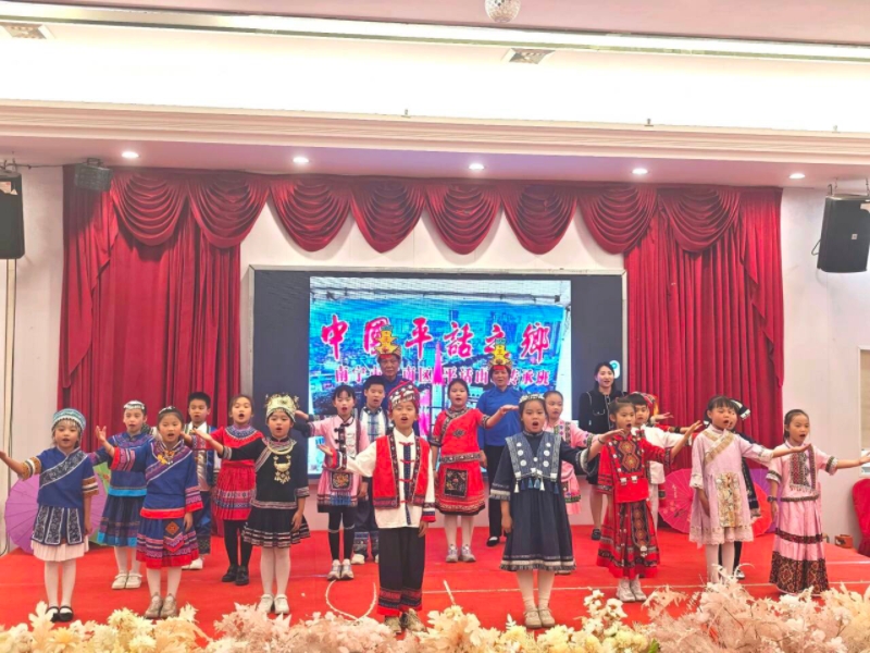 童声传唱千年韵 山歌浸润校园情 —— 文骅小学平话山歌传承班亮相第二届平话山歌交流会_新闻频道_广西网络广播电视台