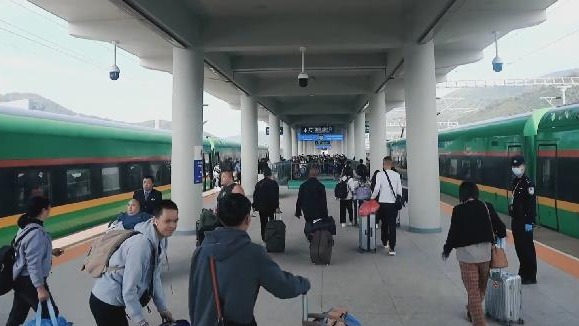 磨憨口岸客流激增 中老铁路暑期出境游持续火爆