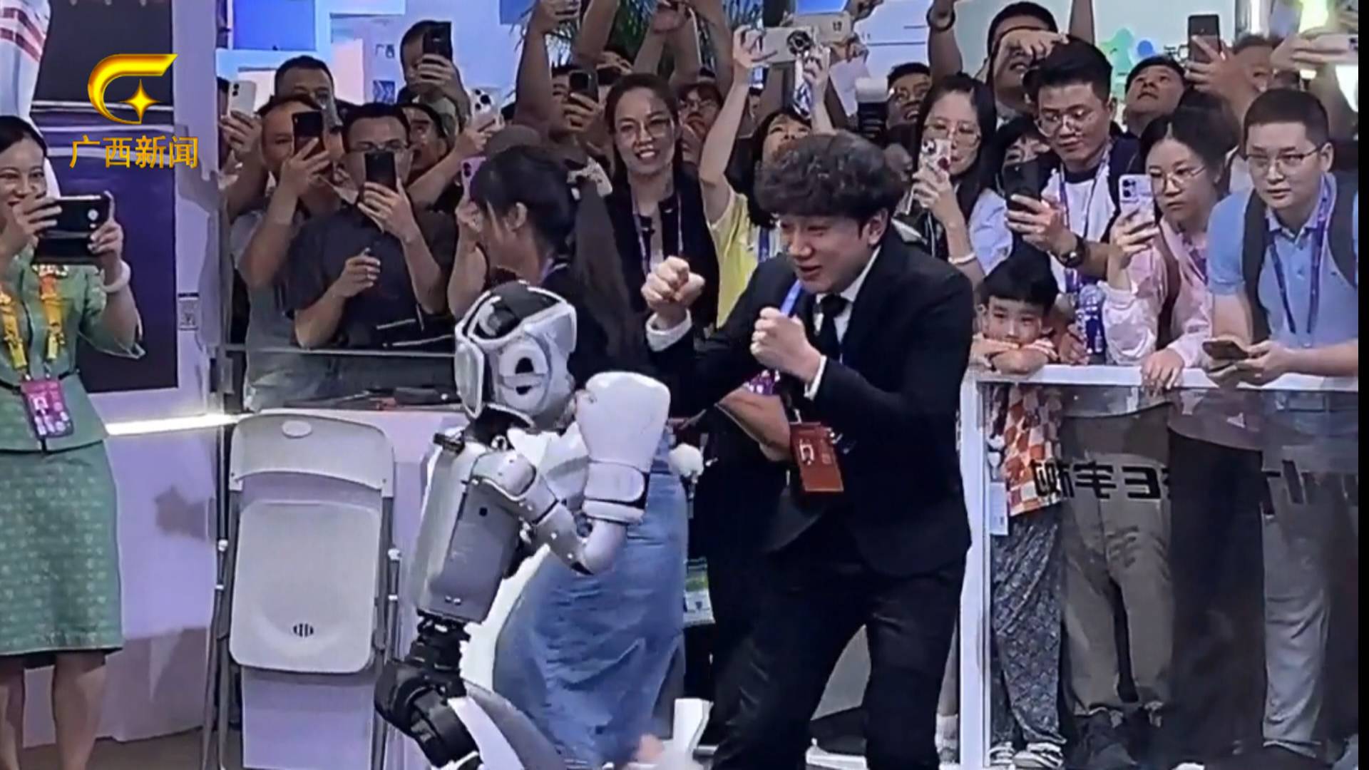 王祖蓝东博会“奇遇记”：觅商机品AI  挑战机器人擂台
