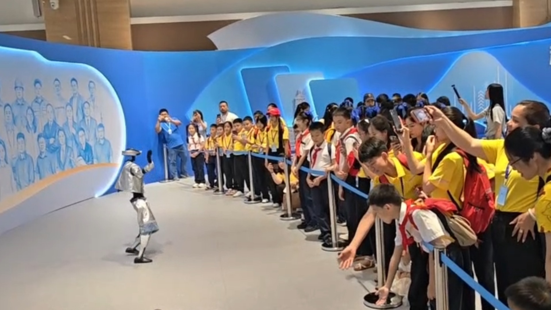 当中越小朋友遇上AI，他们的好奇和喜欢藏不住了