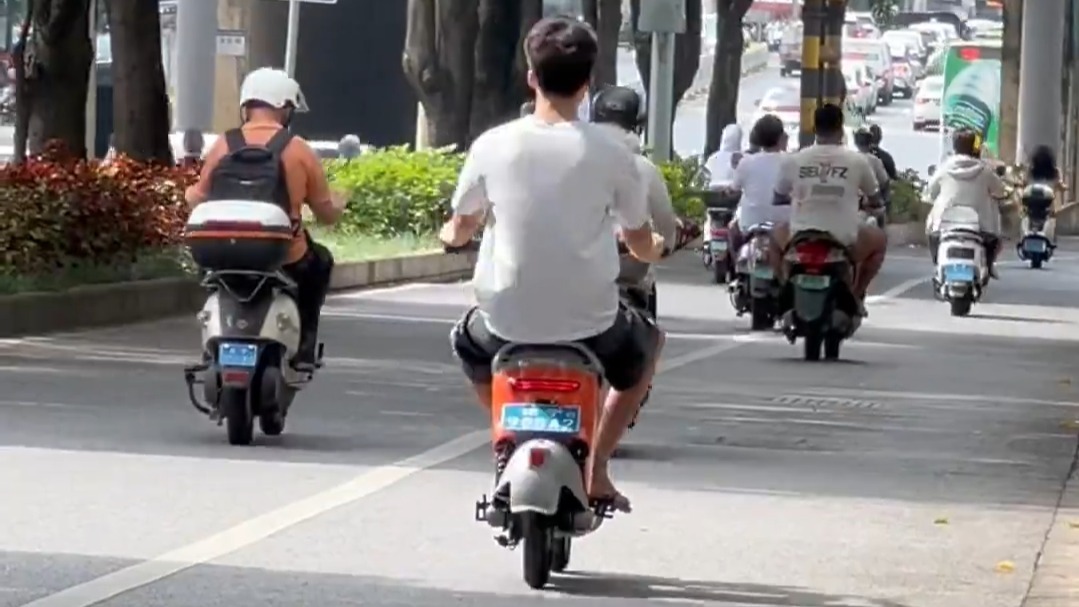 泰国记者在南宁街头对它们很感兴趣