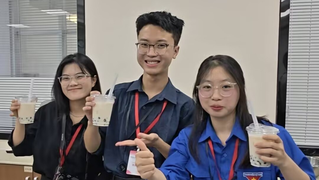 自制“秋天的第一杯奶茶” ！越南师生在南宁品味中国茶文化